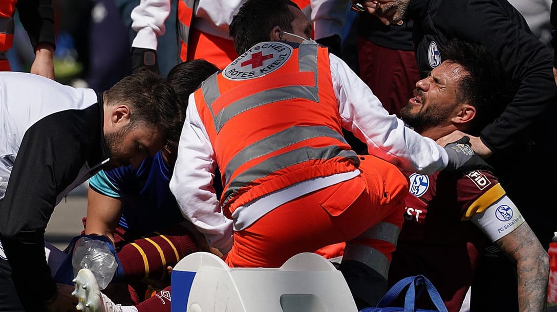 Danny Latza: Der Schalker musste mit einer Trage vom Platz abtransportiert werden.