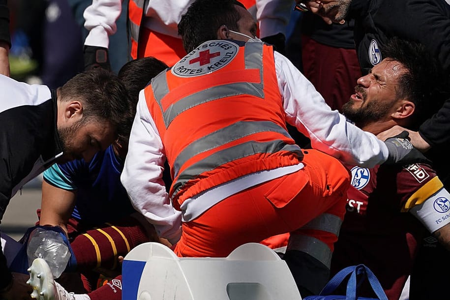 Danny Latza: Der Schalker musste mit einer Trage vom Platz abtransportiert werden.