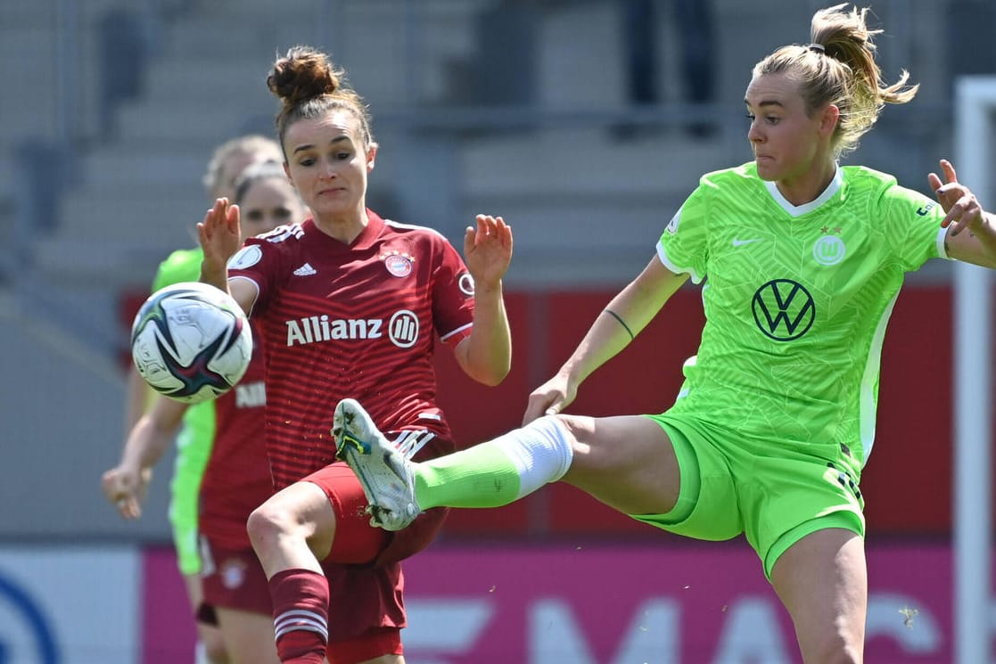 Jill Roord (r.) im Duell gegen Lina Magull: Die Wolfsburgerin traf gegen die Bayern doppelt.