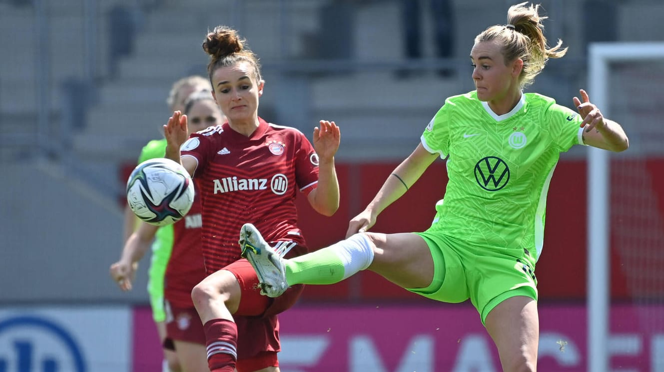 Jill Roord (r.) im Duell gegen Lina Magull: Die Wolfsburgerin traf gegen die Bayern doppelt.