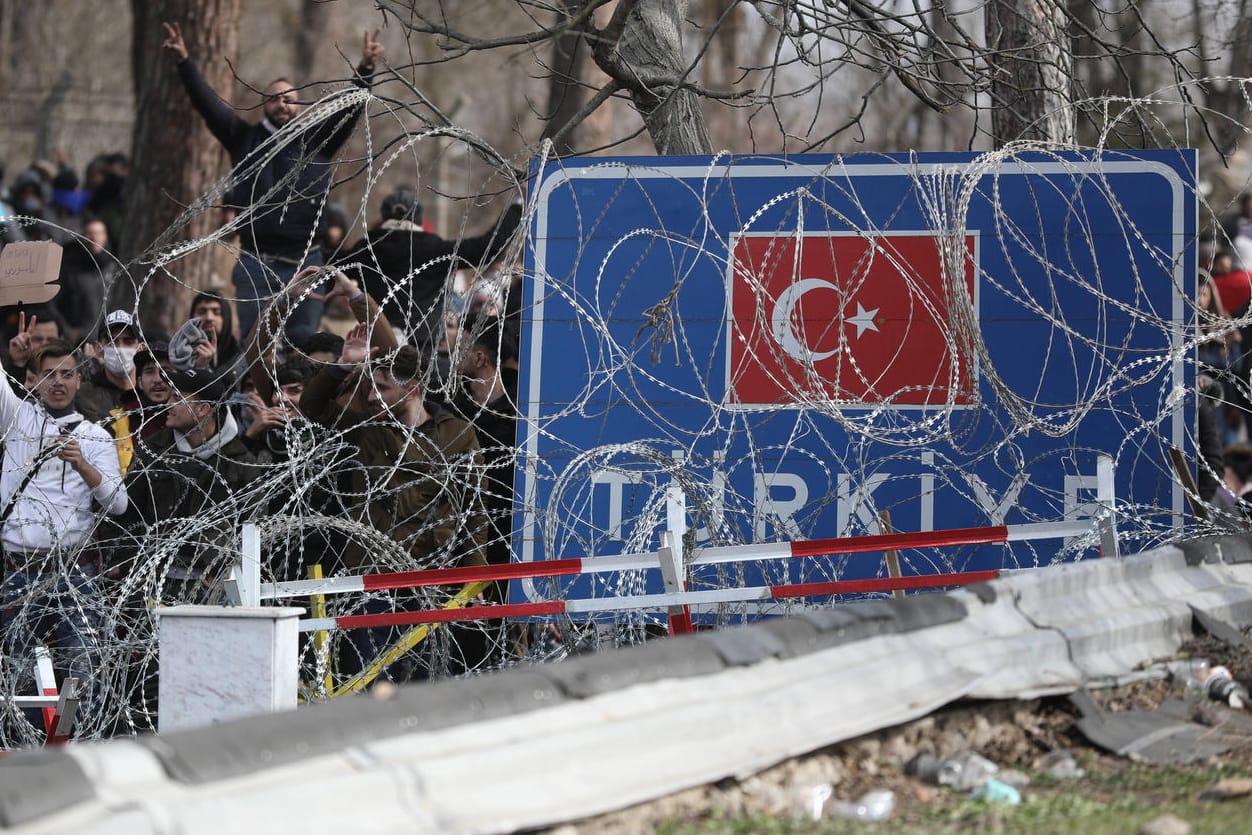 Migranten an der Grenze zwischen der Türkei und Griechenland (Archivbild): Die Region um den Fluss Evros wird streng überwacht.