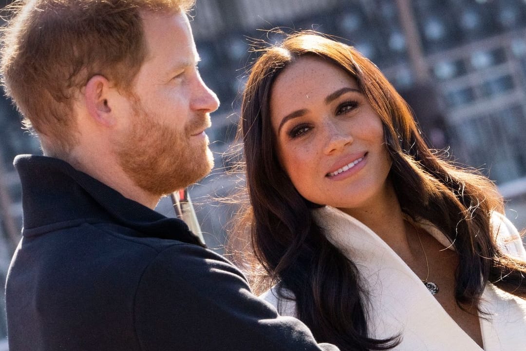 Prinz Harry (l) und Herzogin Meghan in Den Haag.