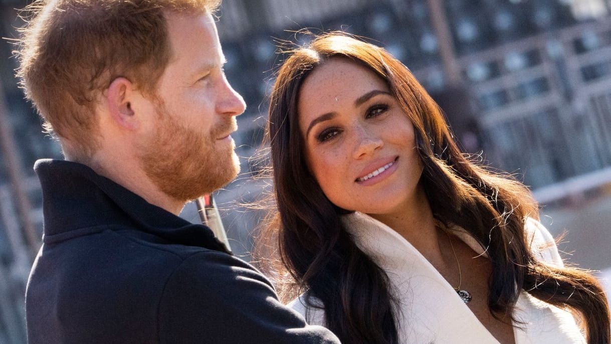 Prinz Harry (l) und Herzogin Meghan in Den Haag.