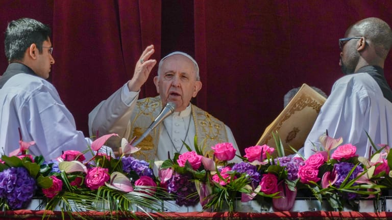 Vatikanstadt: Papst Franziskus spricht den traditionellen Segen "Urbi et Orbi" auf dem Petersplatz.
