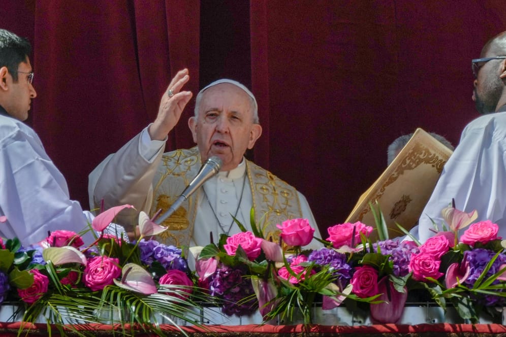 Vatikanstadt: Papst Franziskus spricht den traditionellen Segen "Urbi et Orbi" auf dem Petersplatz.