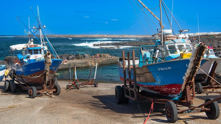 Fischerboote an der Küste von Lanzarote (Symbolbild): Die spanische Polizei hat vor den Kanaren tonnenweise Kokain beschlagnahmt.