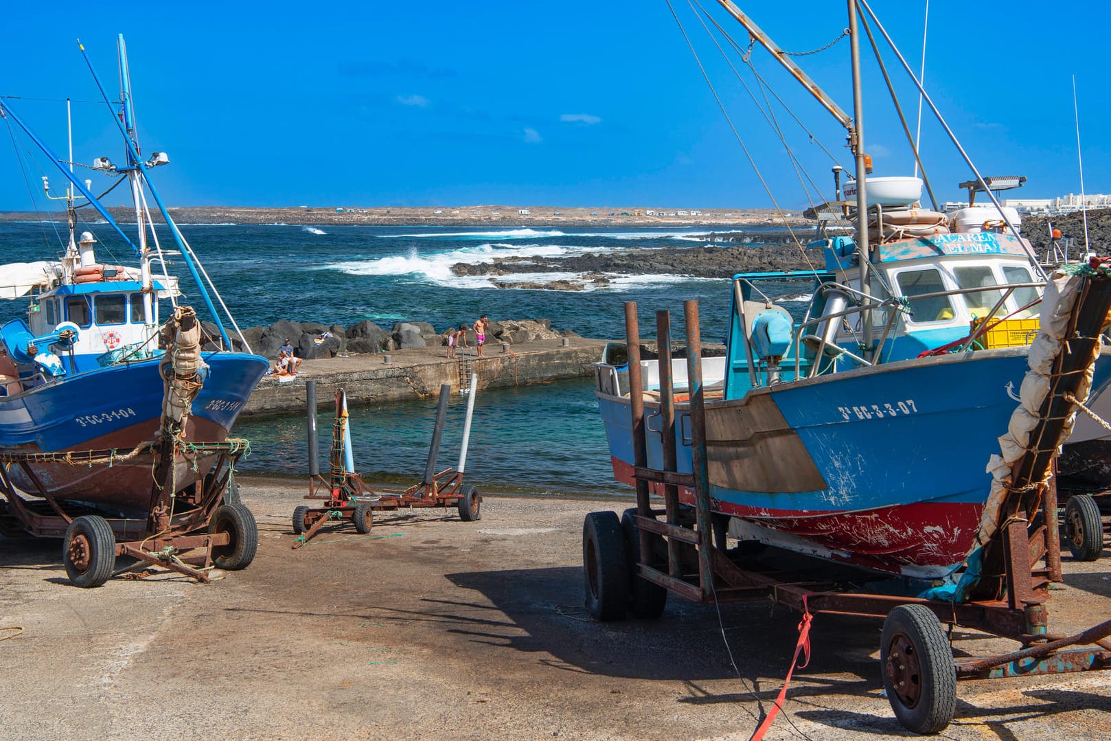 Fischerboote an der Küste von Lanzarote (Symbolbild): Die spanische Polizei hat vor den Kanaren tonnenweise Kokain beschlagnahmt.