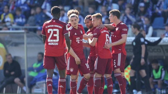 Die Spieler des FC Bayern München freuen sich über das Tor zum 2:0 durch Serge Gnabry (3. Die Spieler des FC Bayern München freuen sich über das Tor zum 2:0 durch Serge Gnabry (3.