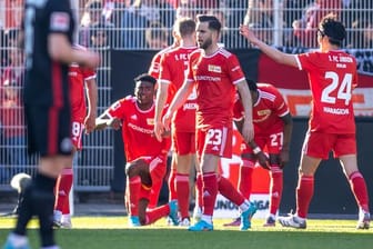 Taiwo Awoniyi (l) von Union Berlin jubelt mit Teamkollegen nach seinem Treffer zum 1:0 gegen Eintracht Frankfurt.