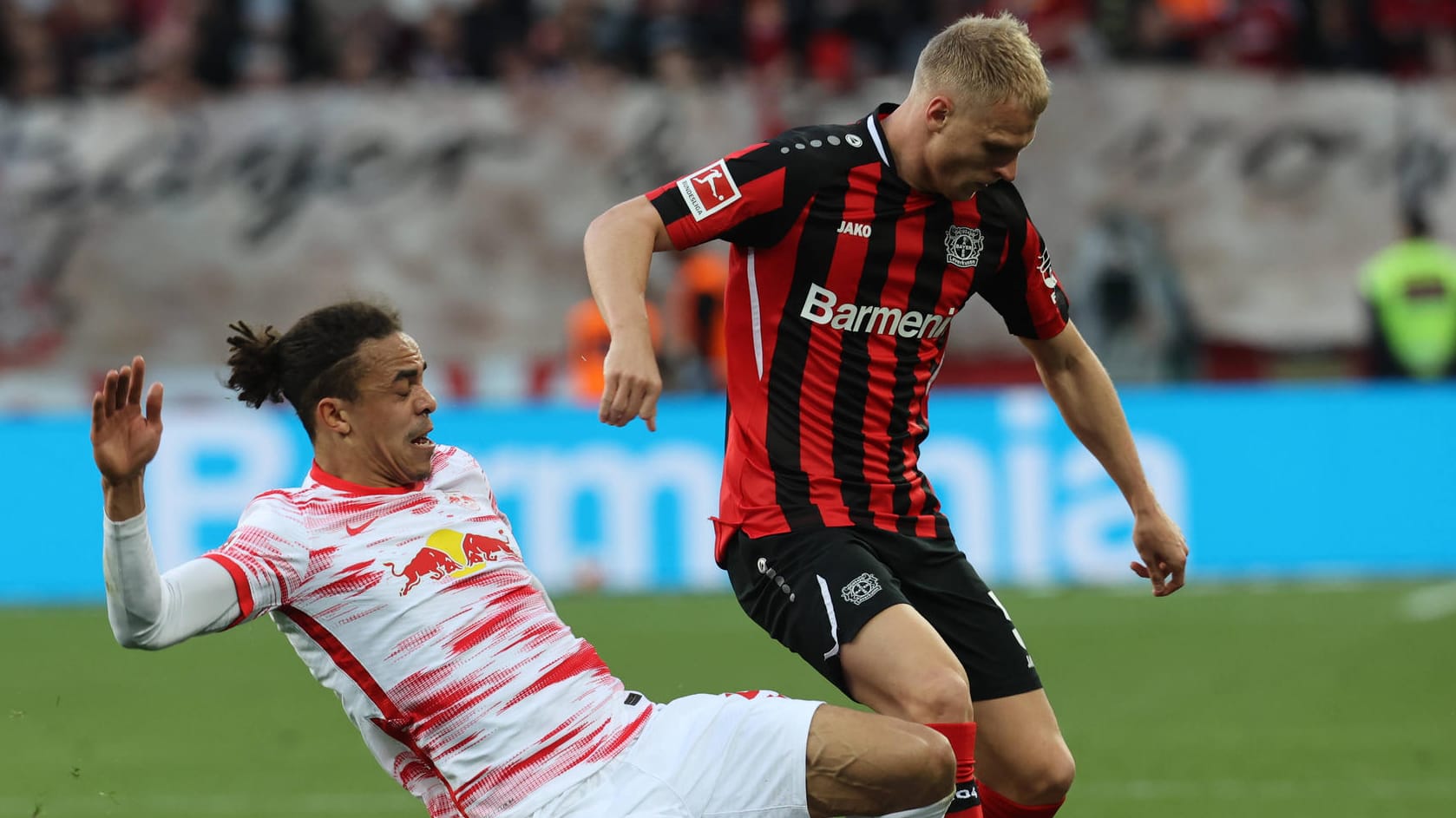 Yussuf Poulsen (l.) im Duell gegen Mitchel Bakker.