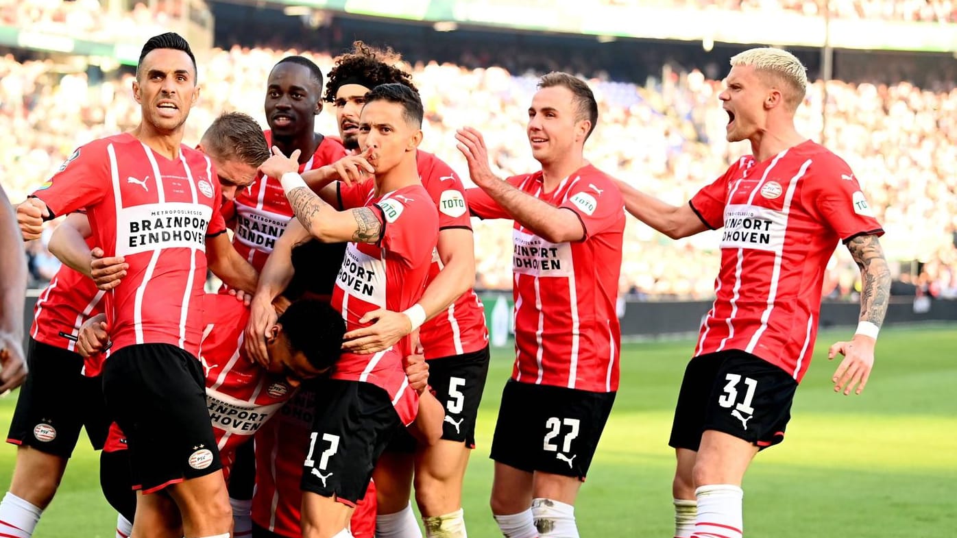 Mario Götze (2.v.r.) feiert mit seinen Teamkollegen den Treffer zum 2:1: Das Finale gegen Ajax war ein spannendes Duell. Mario Götze (2.v.r.) feiert mit seinen Teamkollegen den Treffer zum 2:1: Das Finale gegen Ajax war ein spannendes Duell.