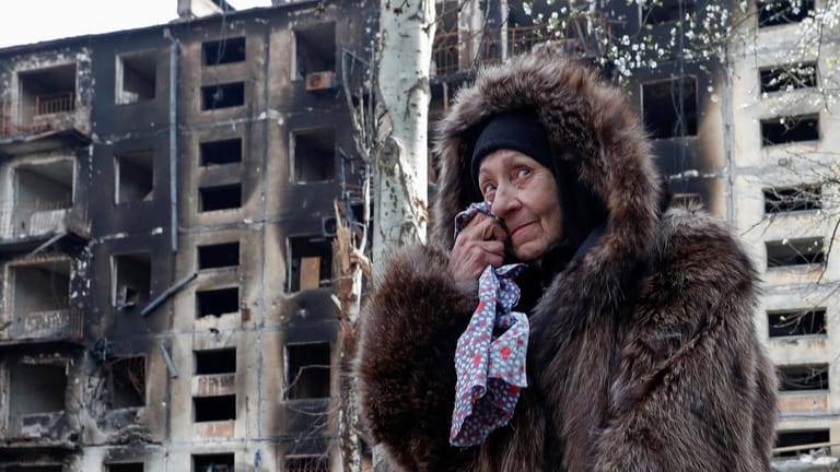17. April: Im umkämpften Mariupol haben die letzten verbleibenden ukrainischen Kämpfer ein Ultimatum der russischen Truppen verstreichen lassen. Präsident Selenskyj bekräftige in einem Interview mit CNN: "Wir werden unser Territorium nicht aufgeben". Die russische Armee setzt die Angriffe auf Mariupol, Charkiw und Kiew fort. Im Bild: Anwohnerin in Mariupol.