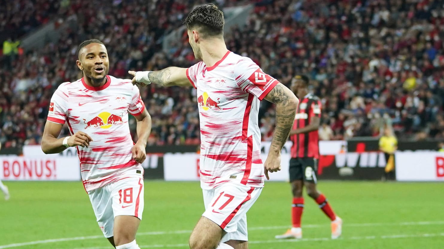 Christopher Nkunku (l.) und Dominik Szoboszlai feiern das 1:0: Die Leipziger zeigten eine effektive Leistung in Leverkusen.