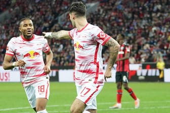 Christopher Nkunku (l.) und Dominik Szoboszlai feiern das 1:0: Die Leipziger zeigten eine effektive Leistung in Leverkusen.