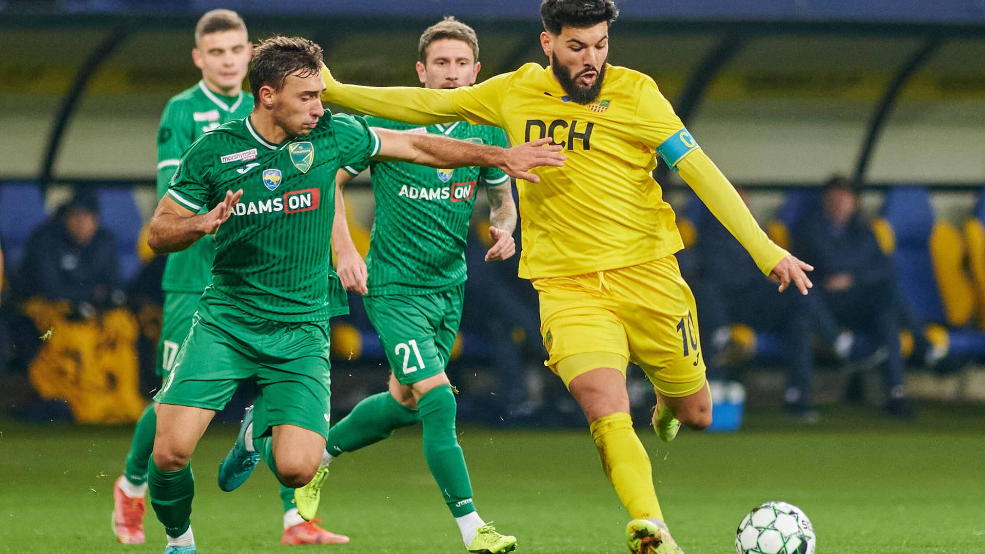 Spieler von Prykarpattya (l. in grün): Sie verteidigen nun ihr Land gegen die russischen Invasoren. Spieler von Prykarpattya (l. in grün): Sie verteidigen nun ihr Land gegen die russischen Invasoren.