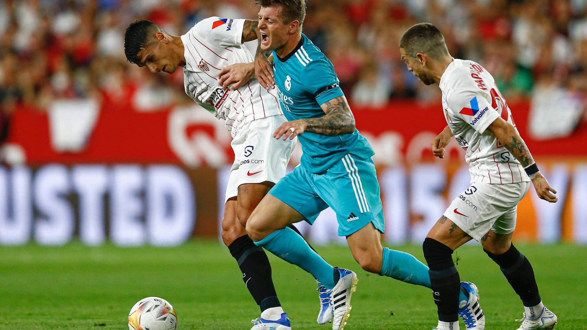 Toni Kroos (m.) im Zweikampf mit Erik Lamela (l.).