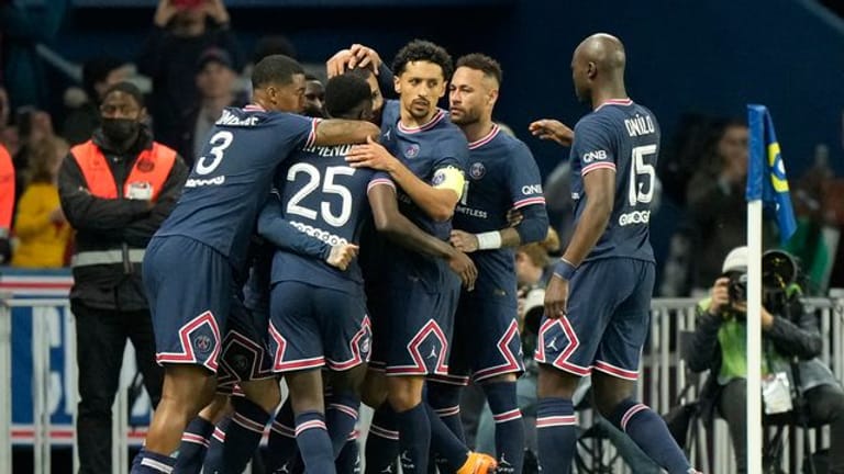 Die Spieler von Paris Saint-Germain jubeln über das Tor zum 2:1.