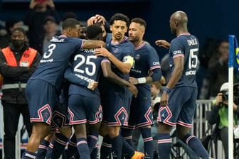 Die Spieler von Paris Saint-Germain jubeln über das Tor zum 2:1.