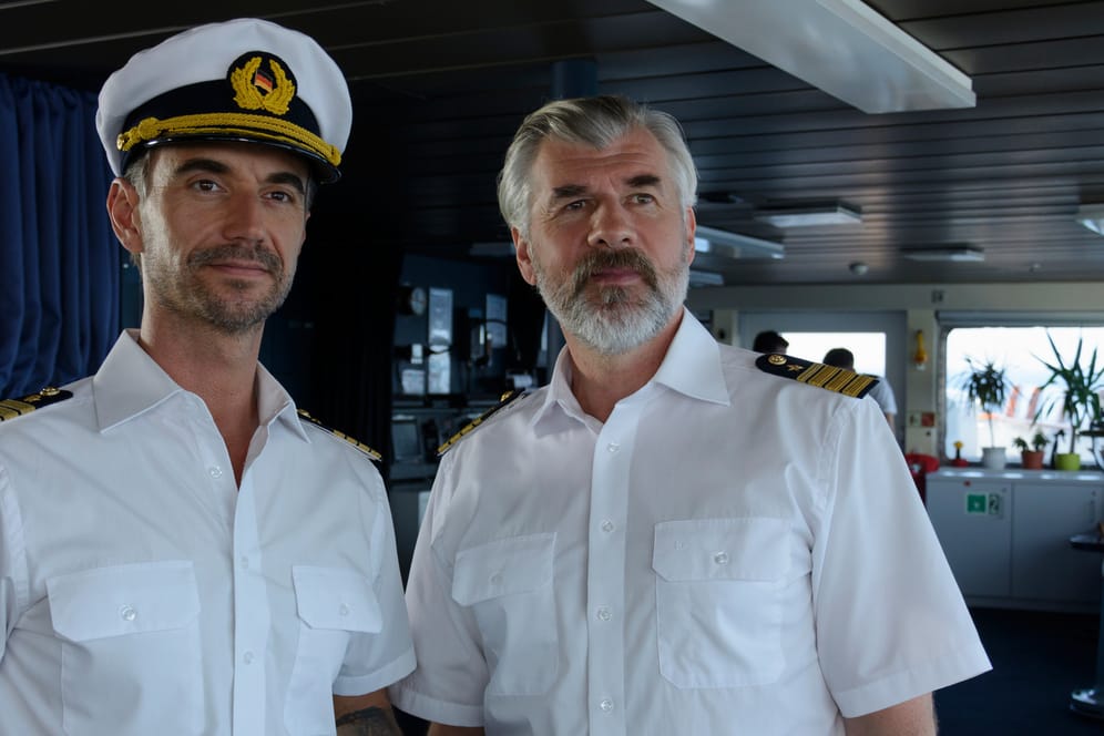 "Das Traumschiff": Kapitän Max Parger (Florian Silbereisen) und sein Staff-Kapitän Martin Grimm (Daniel Morgenroth).