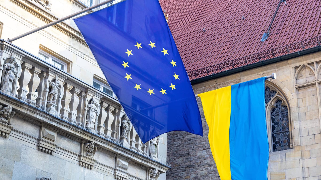 Eine ukrainische und die EU-Flagge wehen an einem Haus in Münster (Symbolbild): Kiew will schnellstmöglich in die Europäische Union.