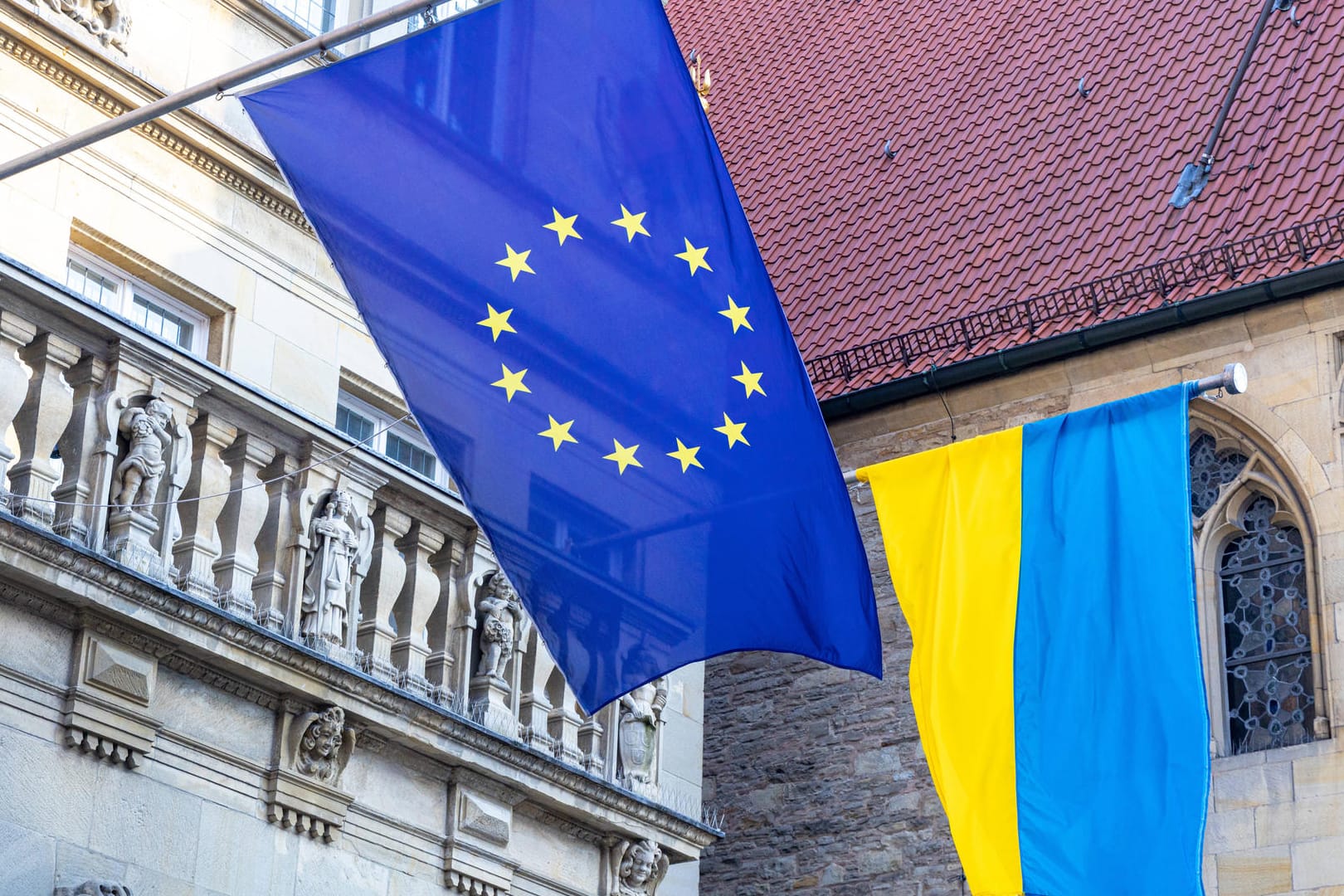 Eine ukrainische und die EU-Flagge wehen an einem Haus in Münster (Symbolbild): Kiew will schnellstmöglich in die Europäische Union.