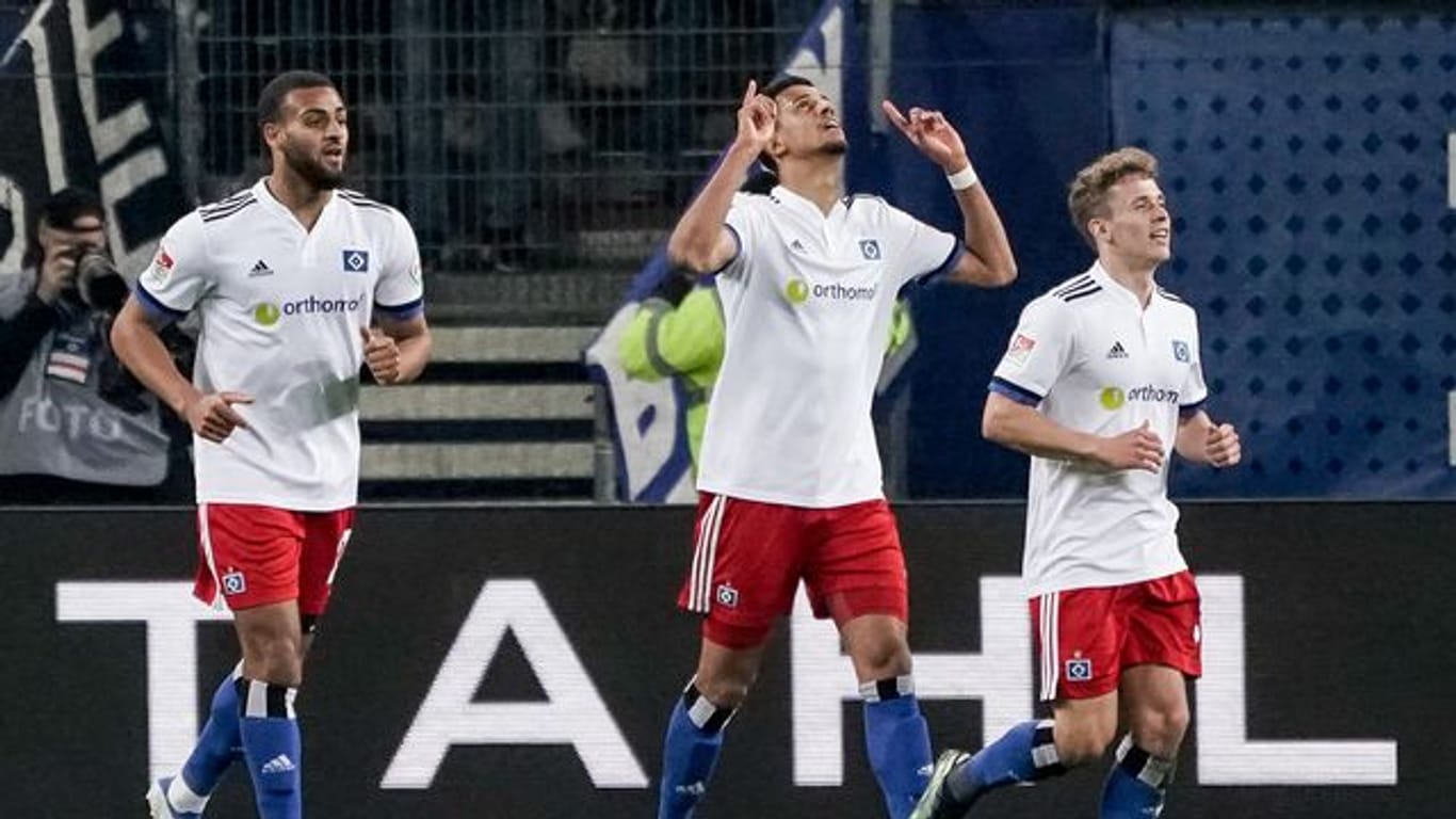 Können die HSV-Profis gegen Freiburg auch den Einzug ins Pokalfinale bejubeln?.
