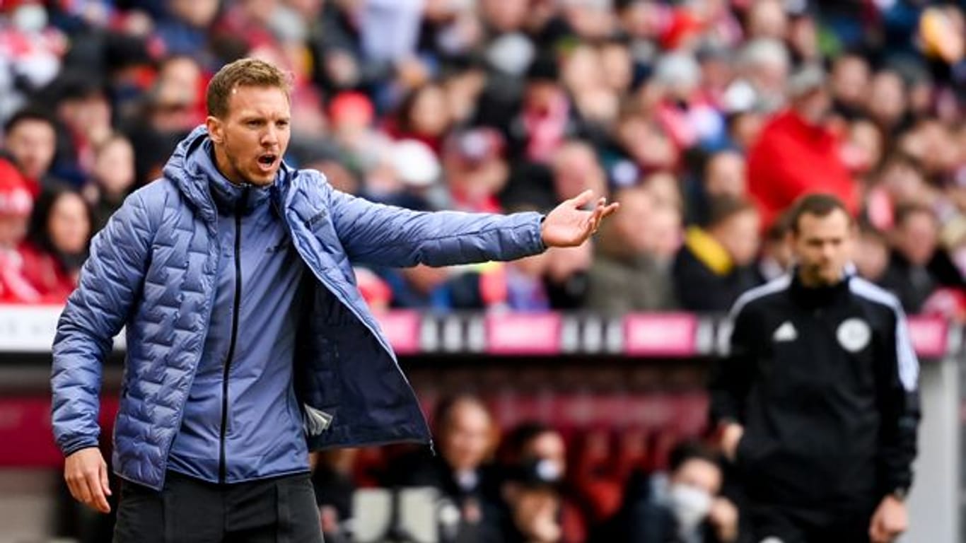 Münchens Cheftrainer Julian Nagelsmann gibt seinen Spielern Anweisungen. Münchens Cheftrainer Julian Nagelsmann gibt seinen Spielern Anweisungen.