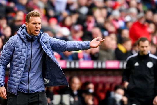 Münchens Cheftrainer Julian Nagelsmann gibt seinen Spielern Anweisungen.