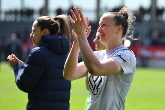 Wolfsburgs Almuth Schult freut sich über den 3:1-Sieg beim FC Bayern München.