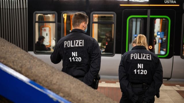Corona-Kontrollen im ÖPNV in Niedersachsen Corona-Kontrollen im ÖPNV in Niedersachsen