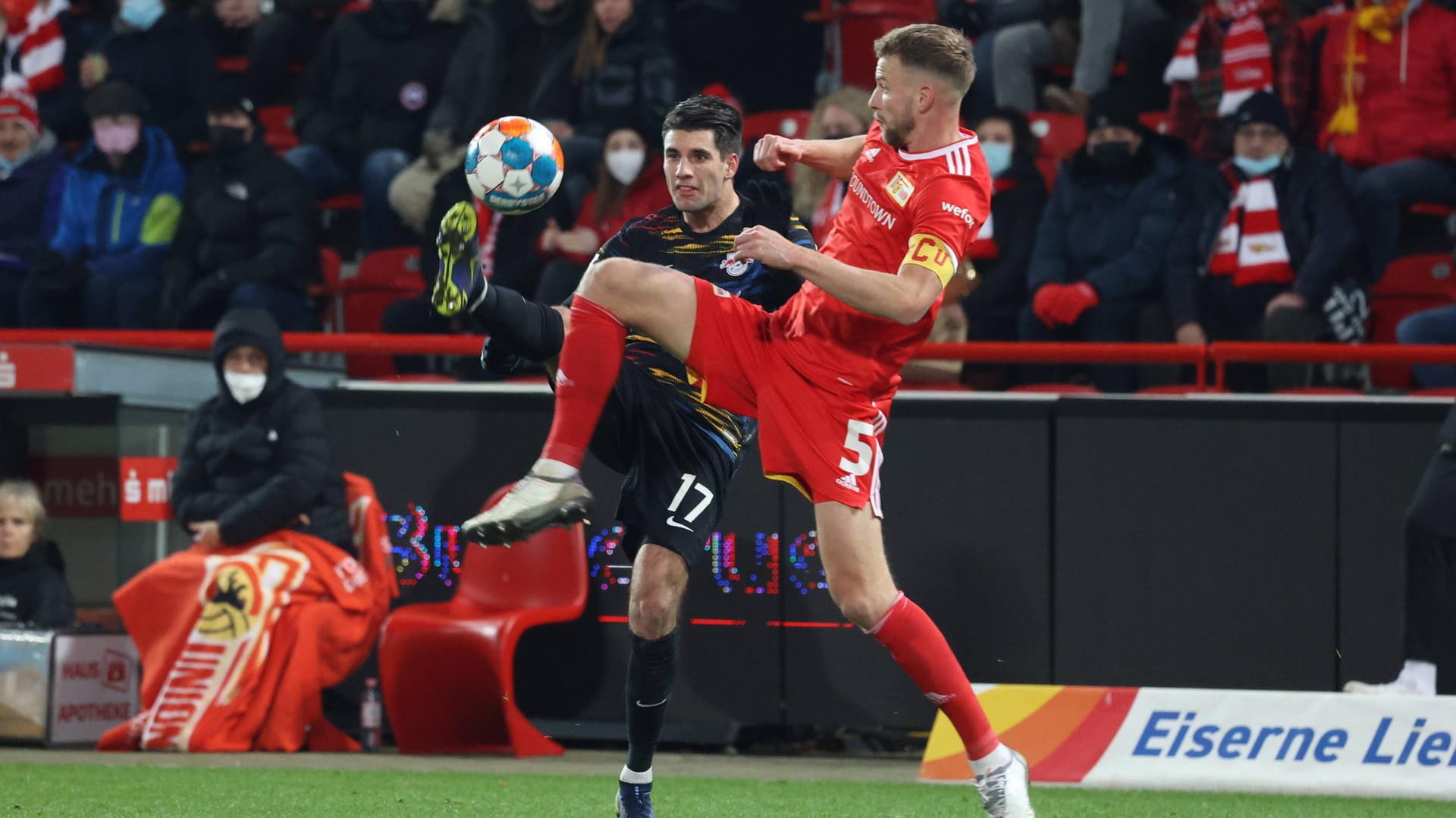 Unions Marvin Friedrich (r.) und Leipzigs Dominik Szoboszlai kämpfen mit ihren Teams um den Einzug ins Pokalfinale.