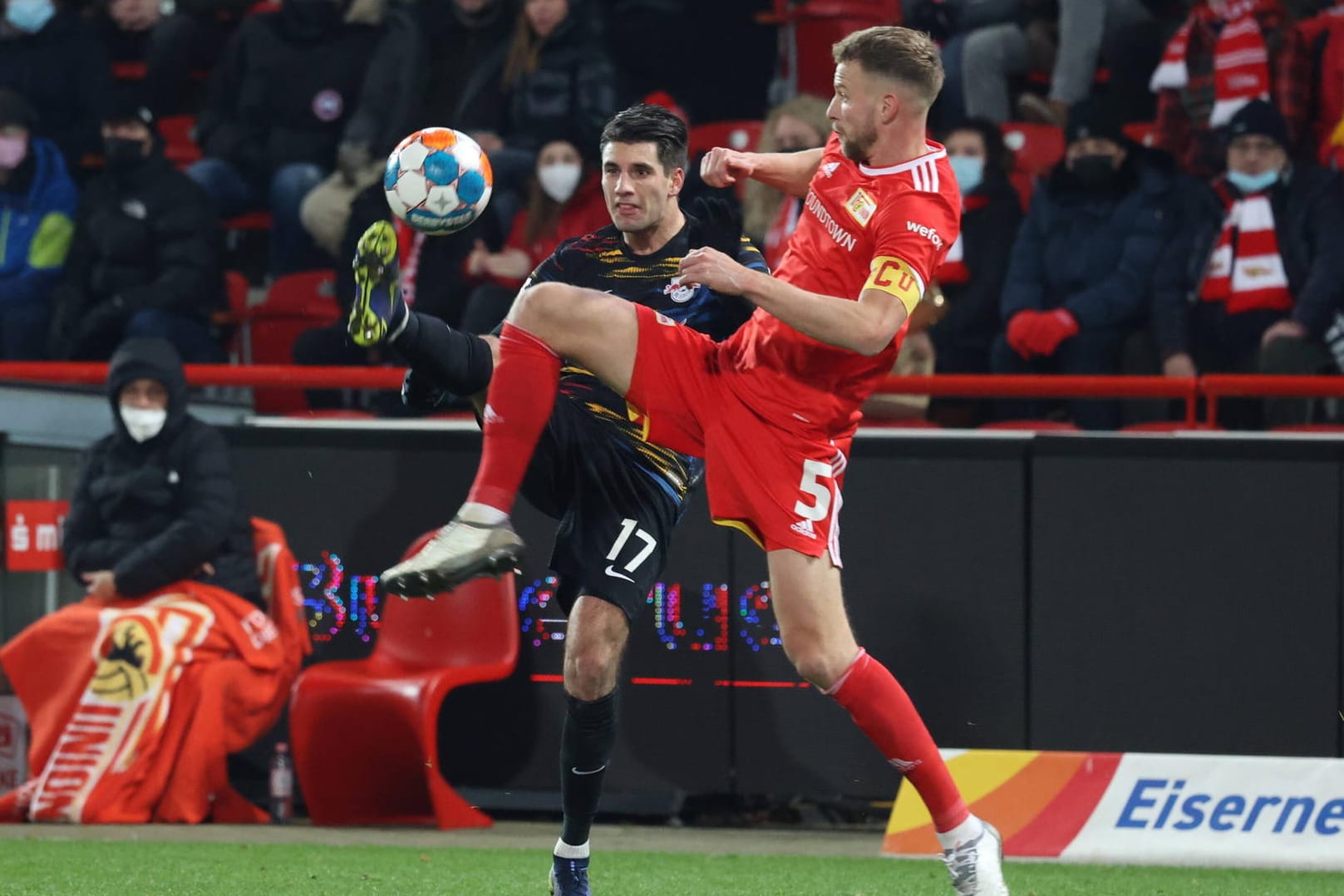 Unions Marvin Friedrich (r.) und Leipzigs Dominik Szoboszlai kämpfen mit ihren Teams um den Einzug ins Pokalfinale.