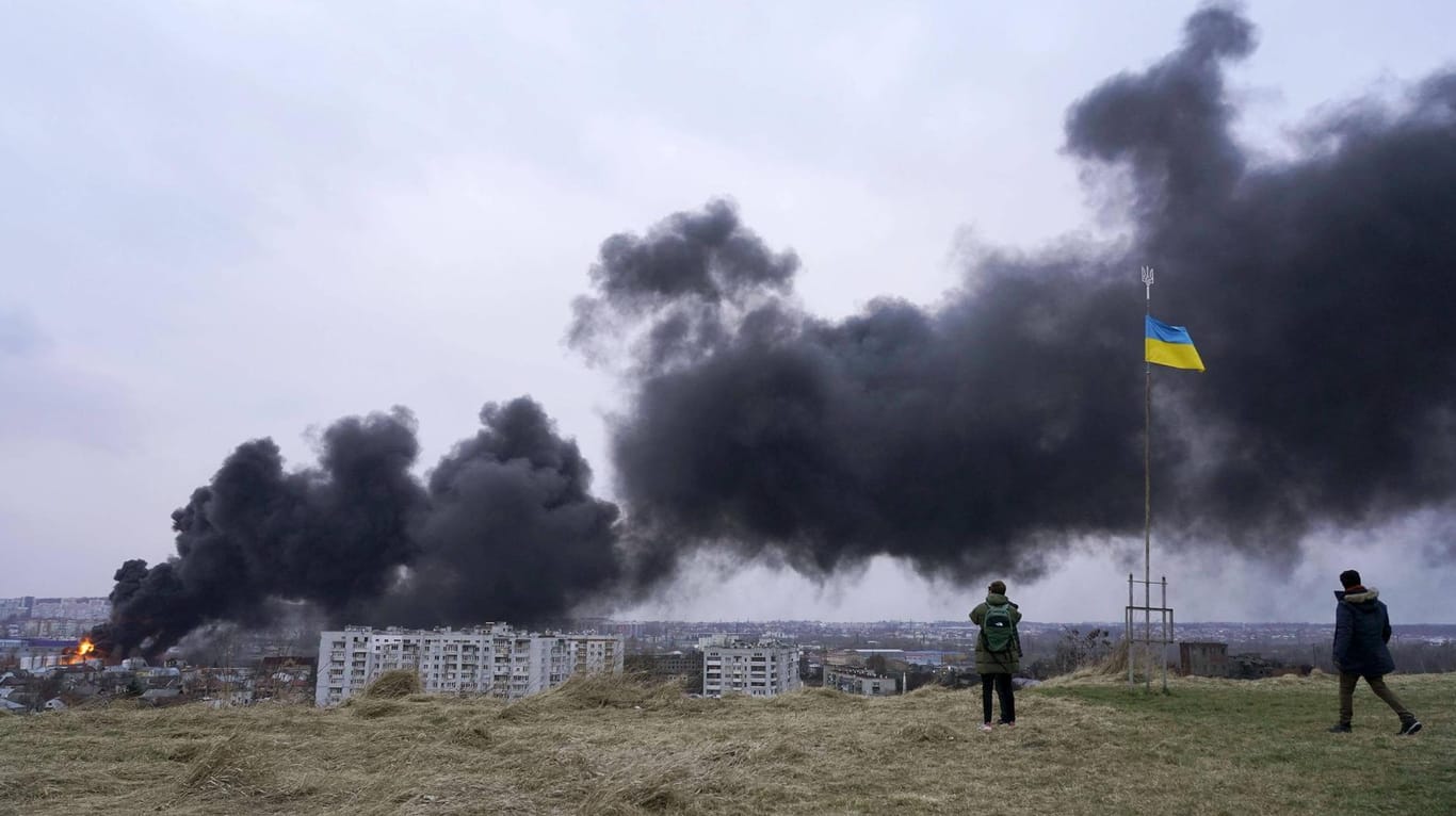 Früherer Angriff auf Lwiw (Archivbild): Aktuell haben russische Truppen offenbar fünf Raketen auf die Stadt abgefeuert.