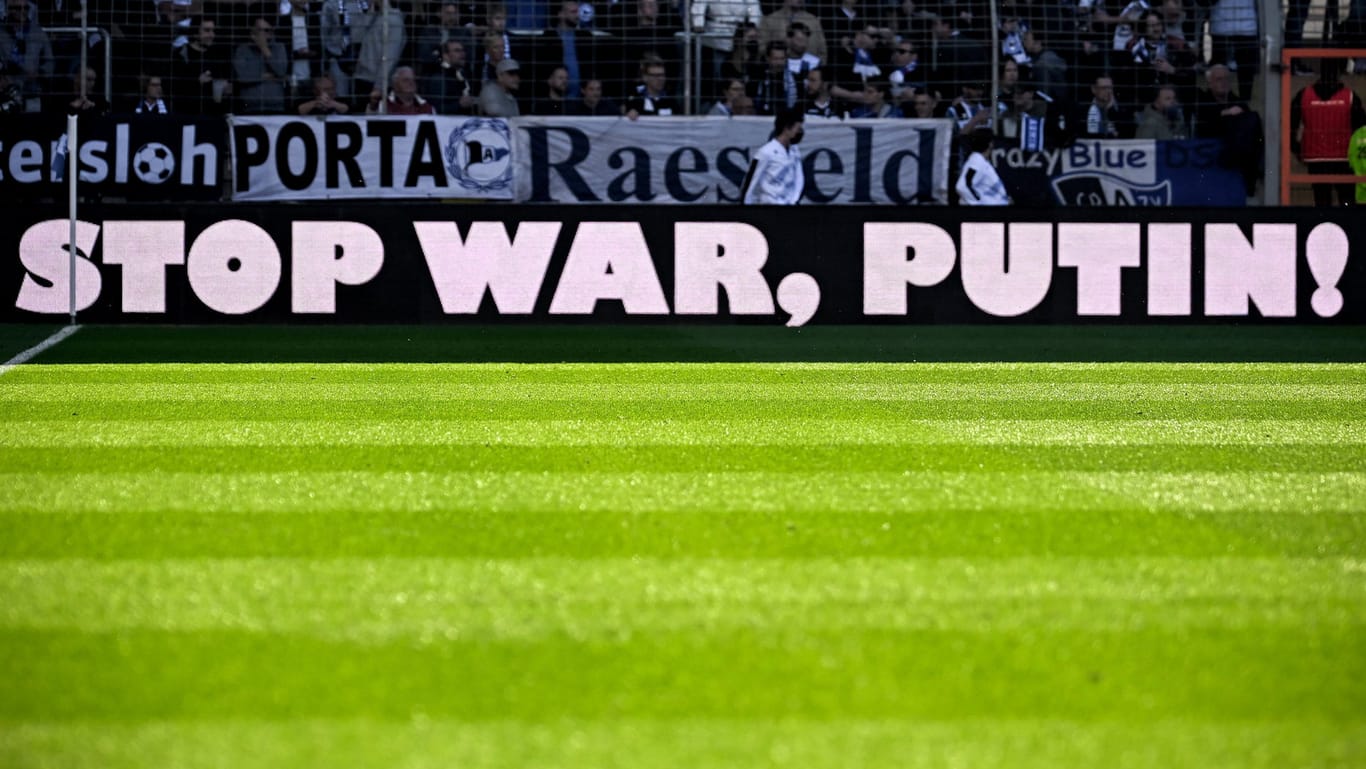 Klare Botschaft: "Stop War, Putin!" auf einer Werbebande beim Spiel von Arminia Bielefeld gegen den FC Bayern.