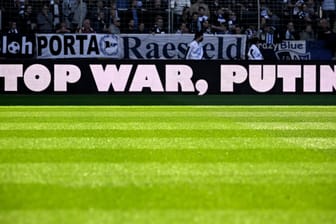 Klare Botschaft: "Stop War, Putin!" auf einer Werbebande beim Spiel von Arminia Bielefeld gegen den FC Bayern.