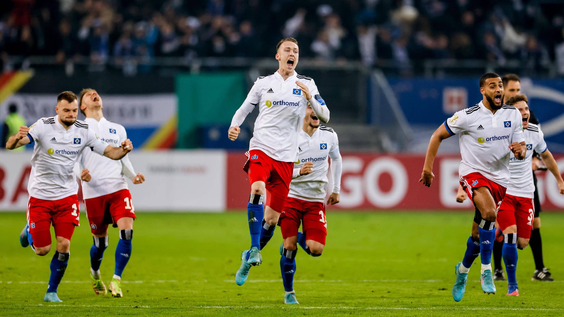 Noch ein Schritt bis Berlin: Jubelt der HSV um Kapitän Sebastian Schonlau (M.) auch nach dem Spiel gegen SC Freiburg so wie hier nach dem gewonnenen Elfmeterschießen im Viertelfinale gegen den KSC?