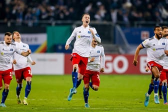 Noch ein Schritt bis Berlin: Jubelt der HSV um Kapitän Sebastian Schonlau (M.) auch nach dem Spiel gegen SC Freiburg so wie hier nach dem gewonnenen Elfmeterschießen im Viertelfinale gegen den KSC?