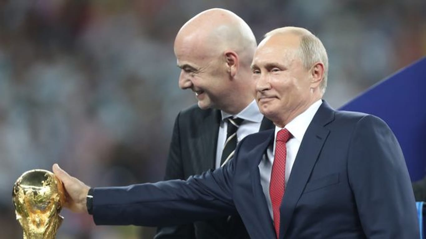 Nah dran am Pokal: Wladimir Putin (vorne) und FIFA-Boss Gianni Infantino bei der Fußball-WM 2018 in Russland.