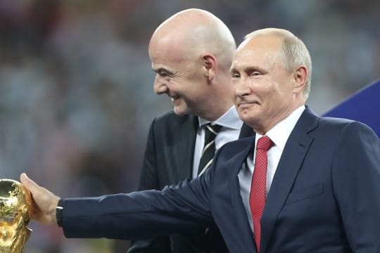 Nah dran am Pokal: Wladimir Putin (vorne) und FIFA-Boss Gianni Infantino bei der Fußball-WM 2018 in Russland.