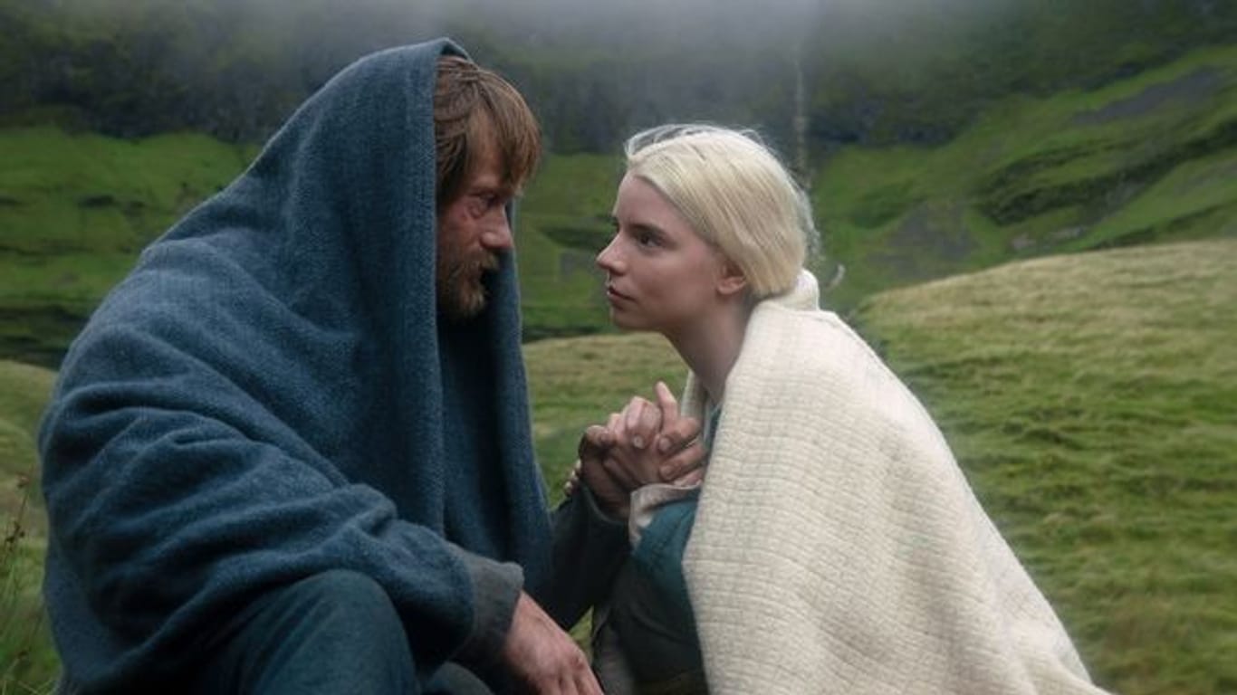 Alexander Skarsgård als Amleth und Anya Taylor-Joy als Olga in einer Szene des Films "The Northman".