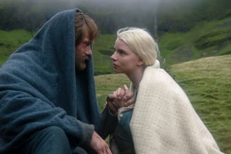 Alexander Skarsgård als Amleth und Anya Taylor-Joy als Olga in einer Szene des Films "The Northman".