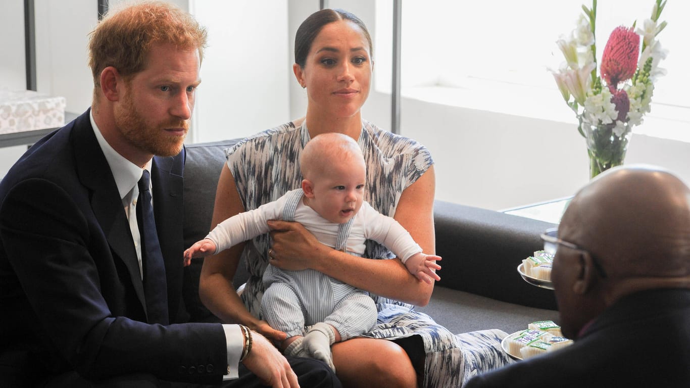 Prinz Harry und seine Ehefrau, Herzogin Meghan, mit dem gemeinsamen Sohn Archie im Jahr 2019