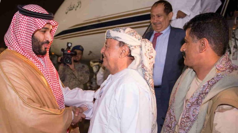 Jemens Präsident Abd Rabbo Mansour Hadi (M.) bei einem Treffen mit dem saudischen Kronprinzen Mohammed bin Salman im Jahr 2015.