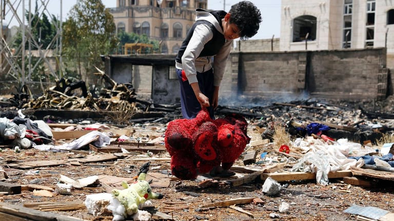 Sanaa nach einem Luftangriff im März: Die Vereinten Nationen stufen den Krieg im Jemen als größte humanitäre Katastrophe weltweit ein.