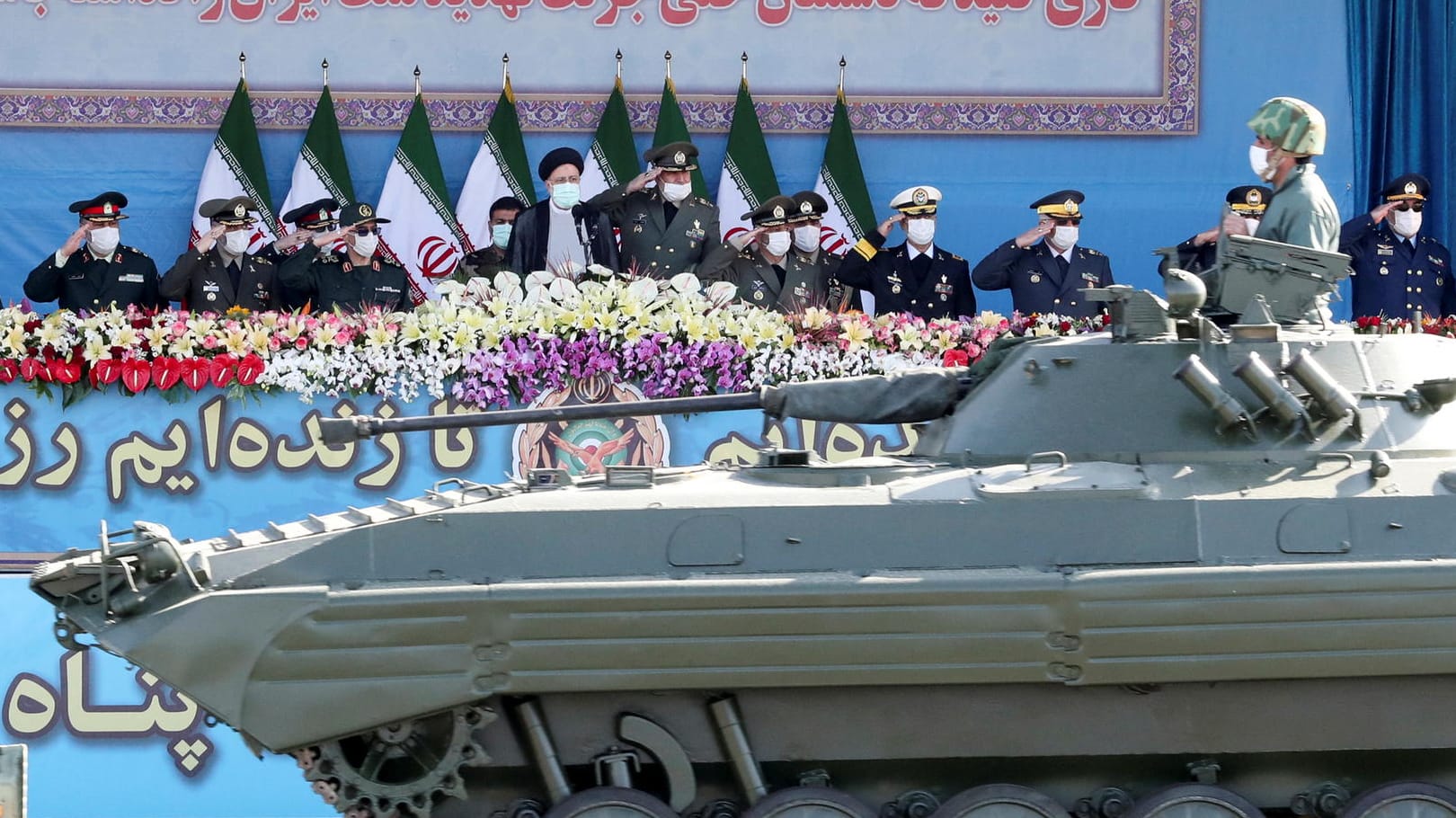 Ein Panzer bei einer Militärparade im Iran: Präsident Ebrahim Raisi und hochrangige Generäle (im Hintergrund) nutzten die Veranstaltungen für eine unmissverständliche Drohung.