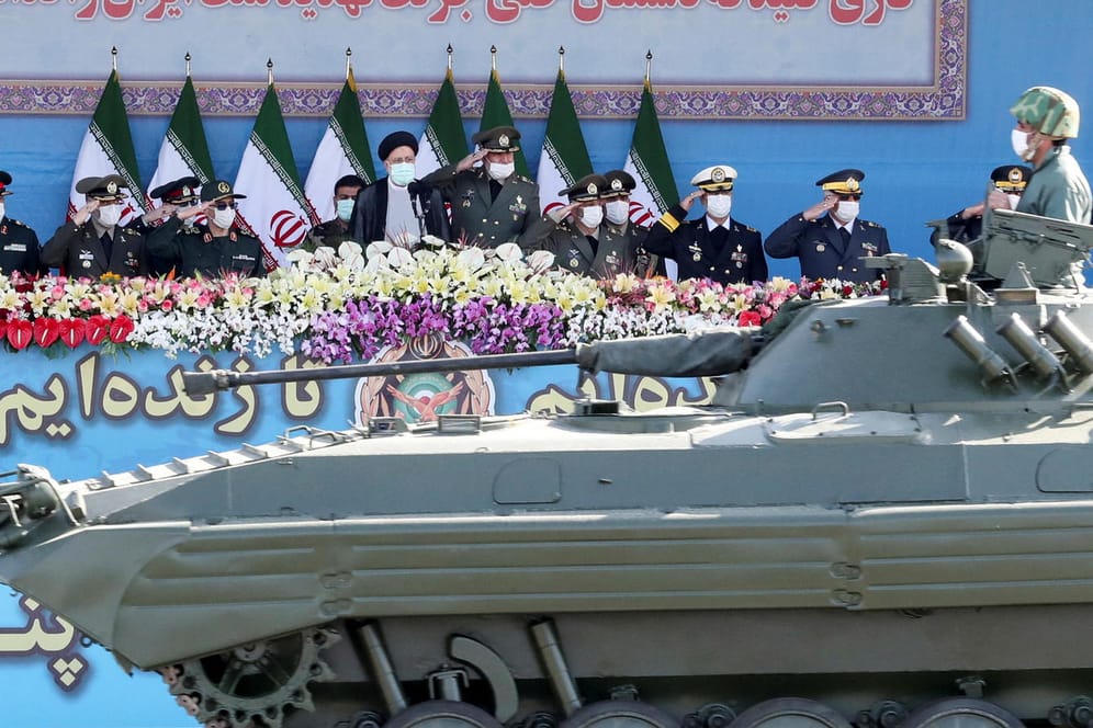 Ein Panzer bei einer Militärparade im Iran: Präsident Ebrahim Raisi und hochrangige Generäle (im Hintergrund) nutzten die Veranstaltungen für eine unmissverständliche Drohung.