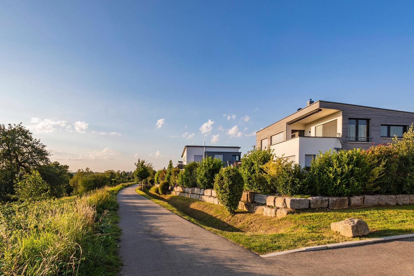 Energieeffizientes Wohngebiet: Die staatliche Förderbank KfW vergibt ab 20. April wieder Kredite und Zuschüsse für bestimmte Neubauten.