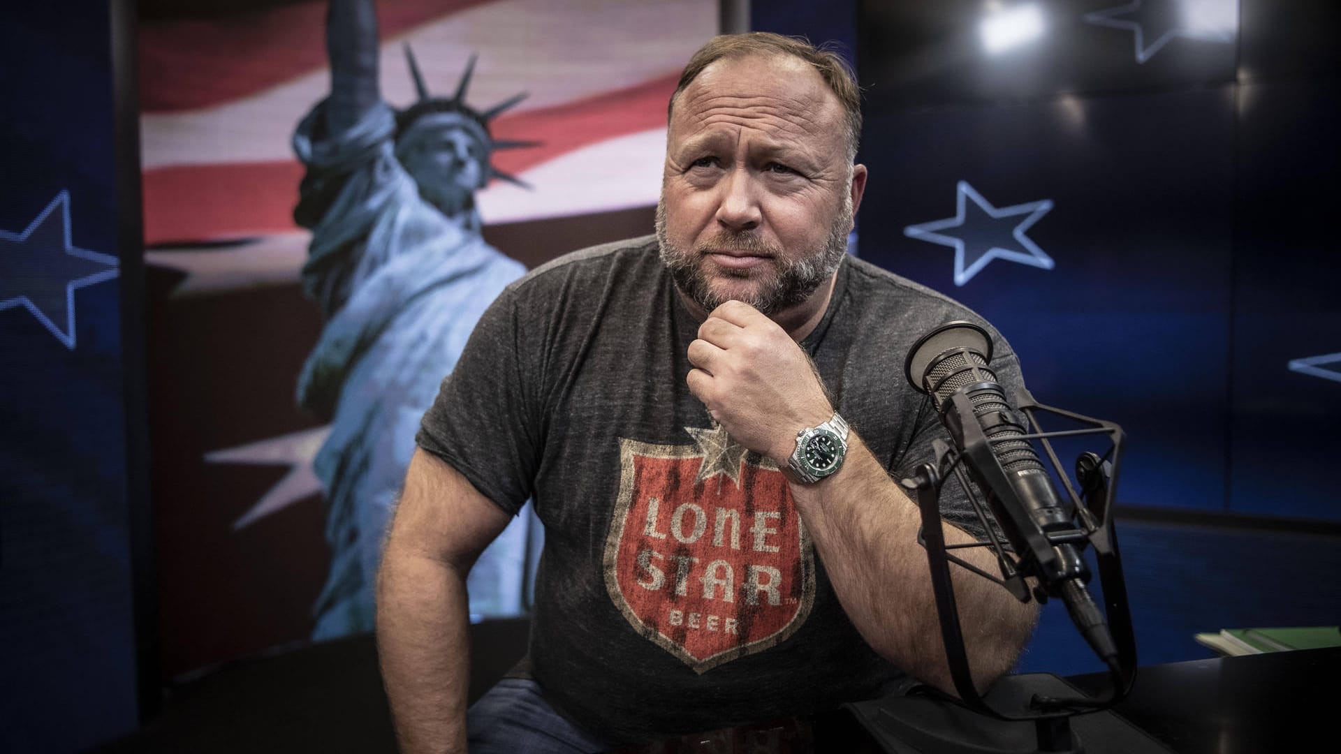 Alex Jones in seinem Studio in Texas (Archivbild): Seine Website "Infowars" wird beschuldigt, Fake News und Verschwörungstheorien zu verbreiten.