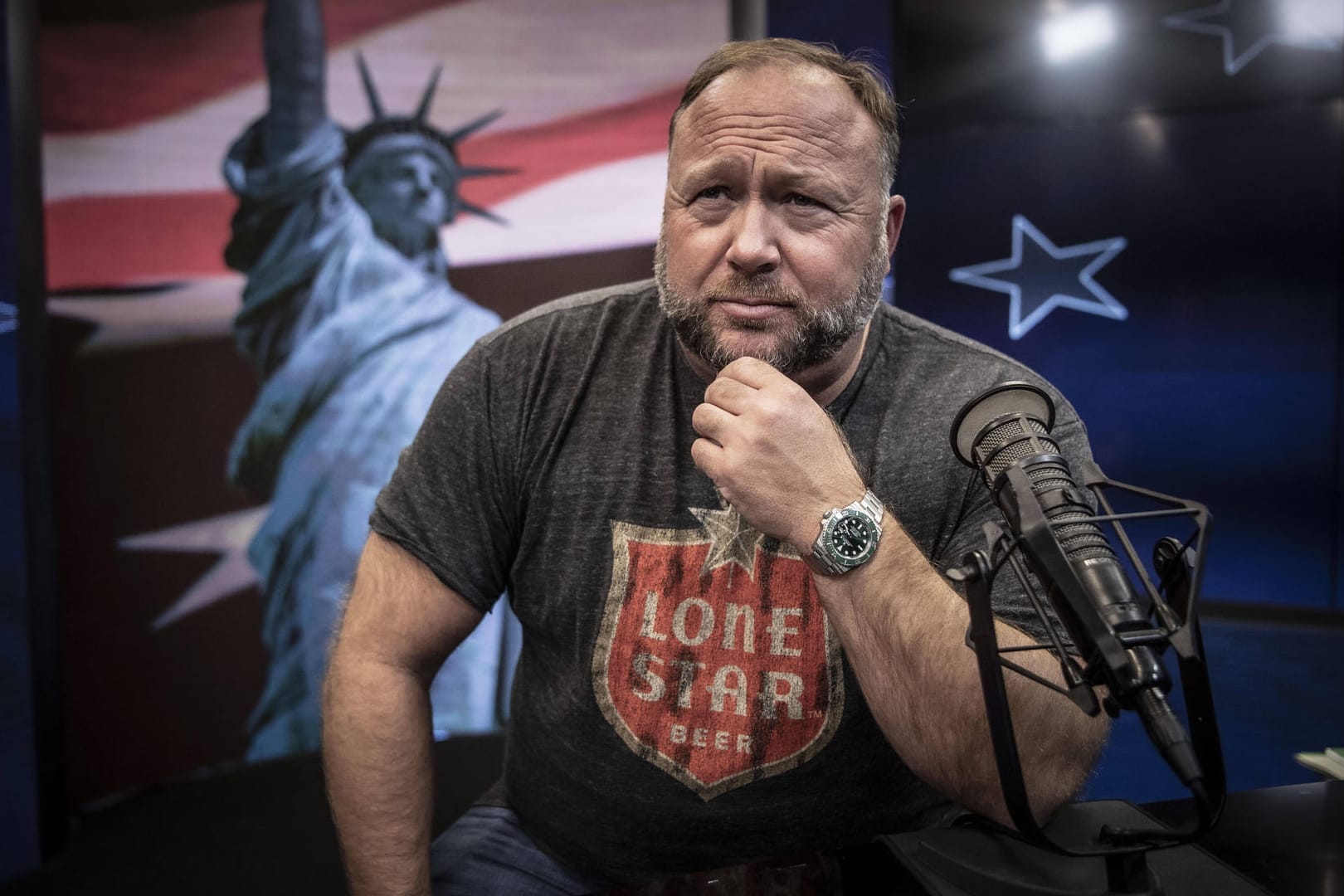 Alex Jones in seinem Studio in Texas (Archivbild): Seine Website "Infowars" wird beschuldigt, Fake News und Verschwörungstheorien zu verbreiten.