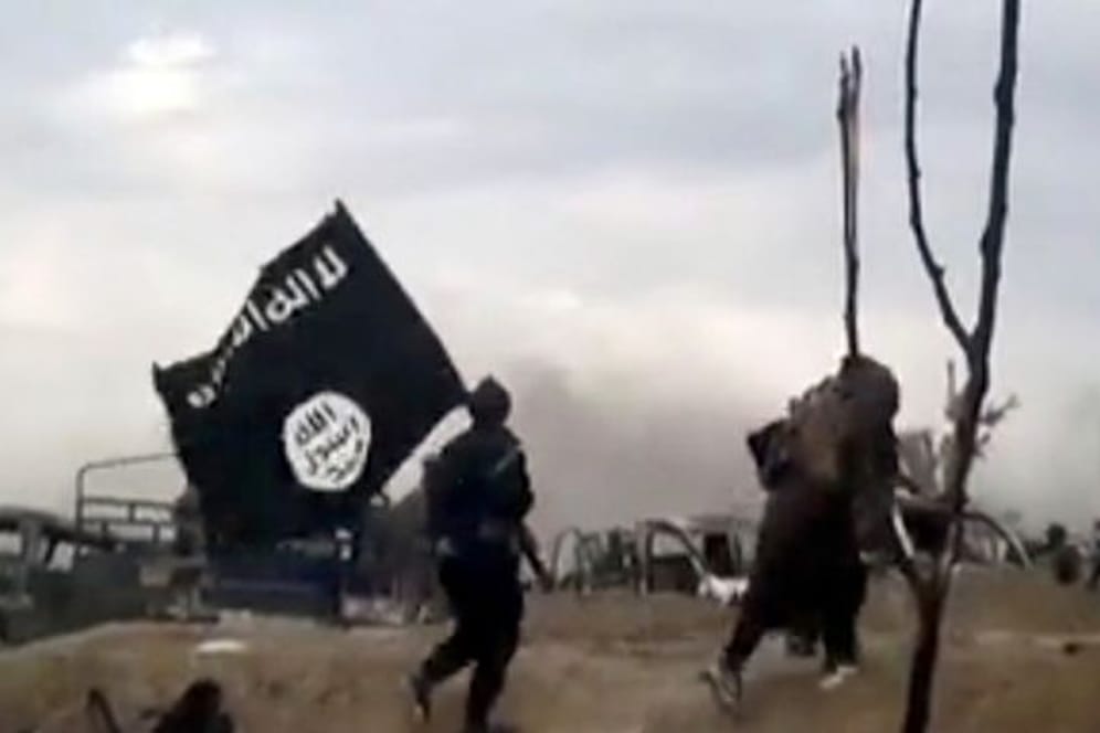 Ein IS-Kämpfer mit einer IS-Flagge: Beobachter warnen davor, dass die Dschihadisten wieder einen Aufschwung erleben.